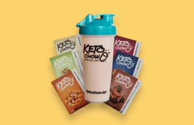 Keto Chow branded BlenderBottle shaker and six single meal pouches in various flavors including Vanilla Cream and Chocolate, with make keto easy text and ketochow.xyz.
